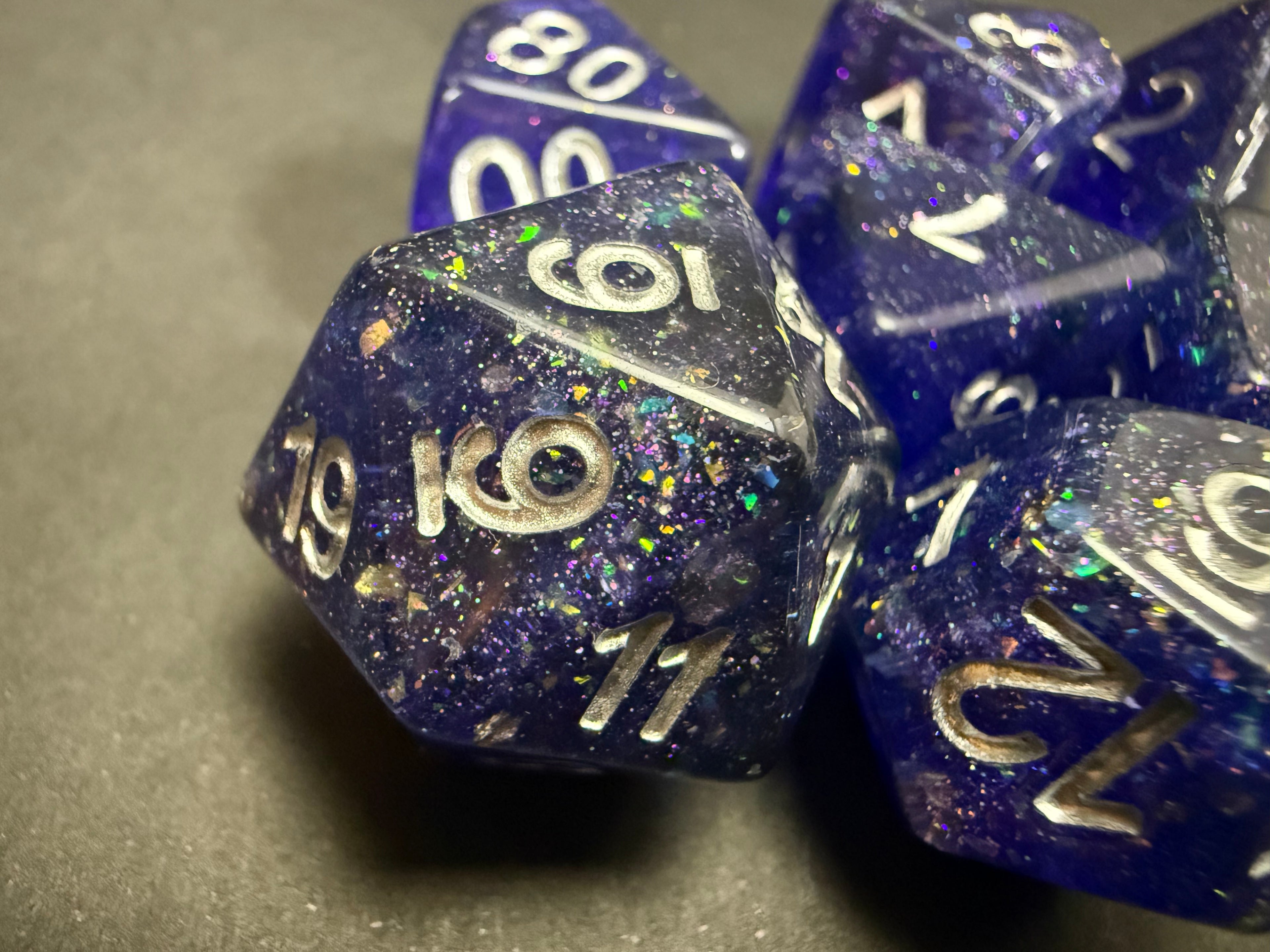 Fanroll 16mm Resin Poly Eternal: Glitter Blue/Black Dice Set